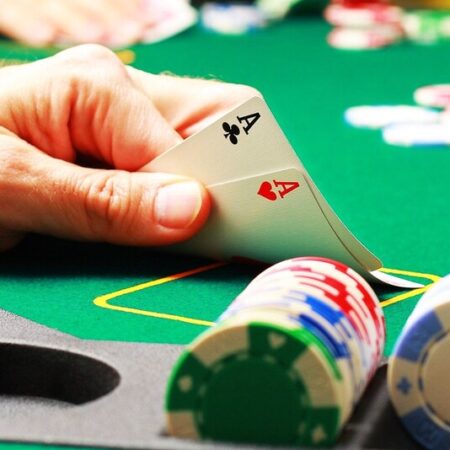 Cách chơi poker – làm chủ game bài đổi thưởng lớn nhất sòng bạc